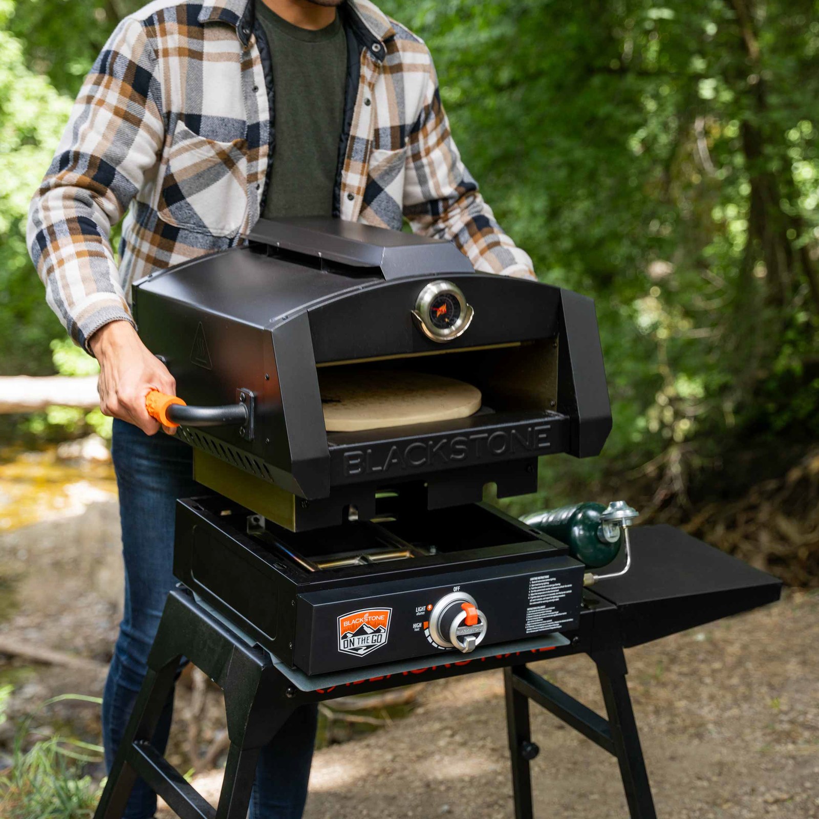 blackstone-on-the-go-17-pizza-oven-conversion-kit-for-17-griddle-base-2d44ba-05.jpg