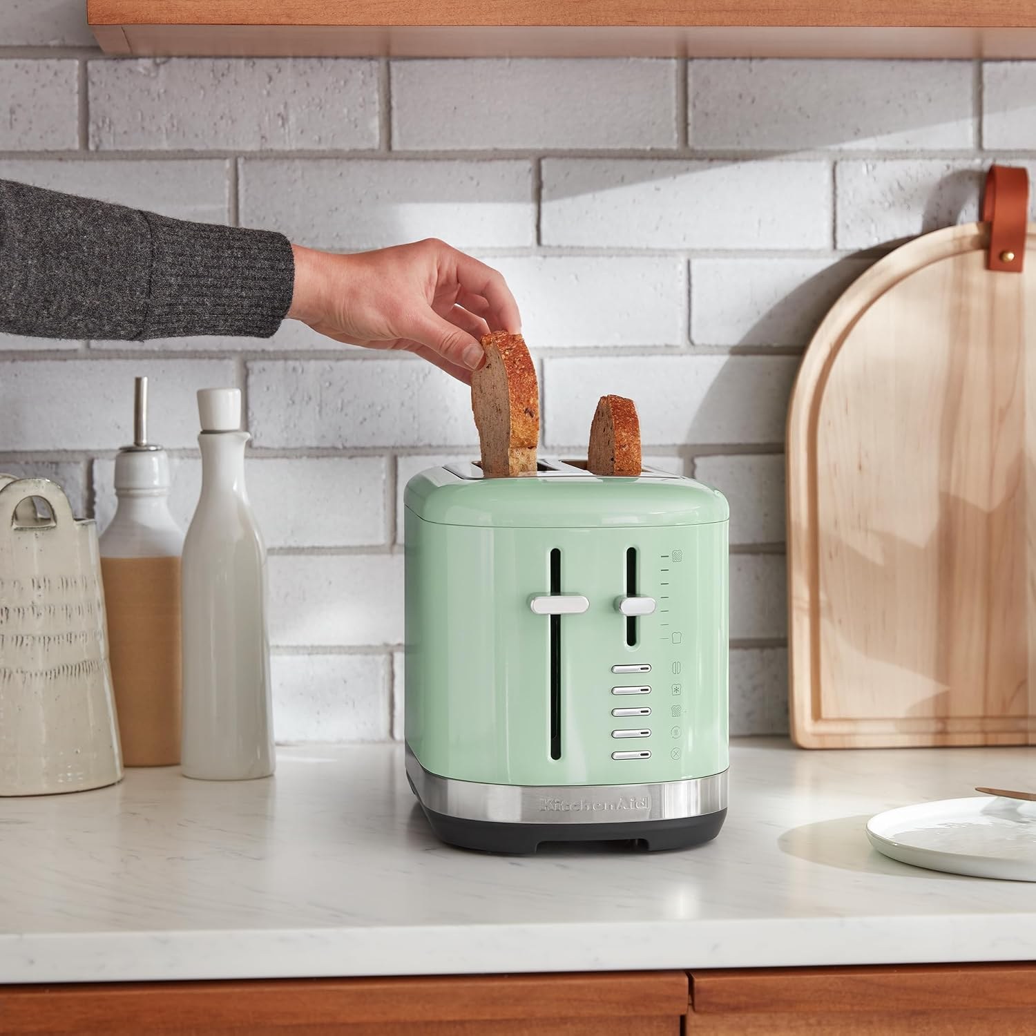 kitchenaid-2-slice-automatic-toaster-with-extra-wide-slots-in-pistachio-78996a-04.jpg